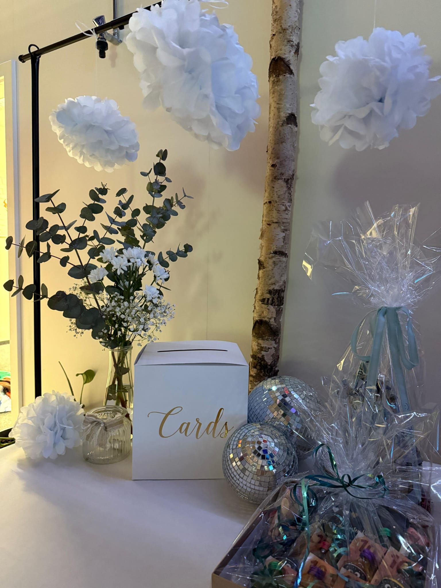 Geschenketisch mit Kartenbox, Blumen und liebevoll verpackten Präsenten