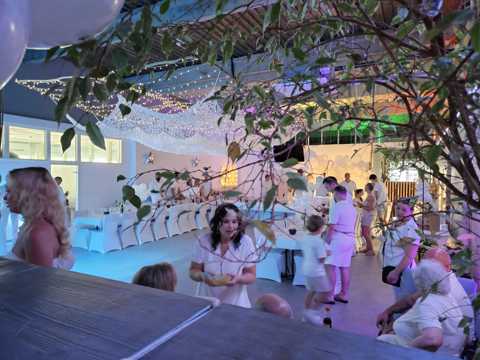 Gäste bei einer Hochzeitsfeier in der Eventlocation